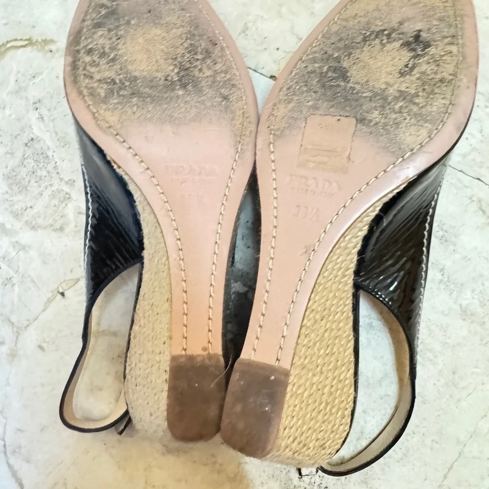 Prada Patent leather Black open toe and raffia platform with ankle strap.
